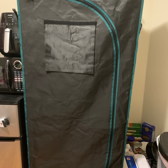 Grow tent - Picture 2 of 2